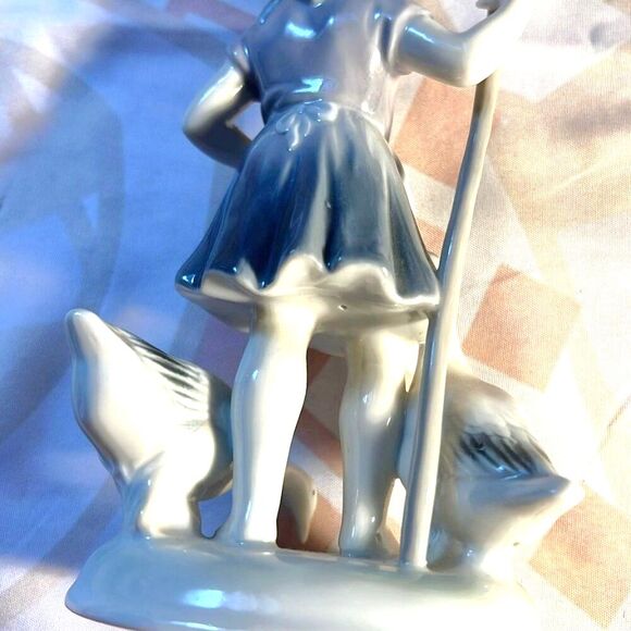 Vintage German METZLER  ORTLOFF Porcelain figurines 6'' tall - Boy & Girl Pair - Picture 4 of 10